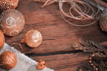 木制老式桌子上的圣诞装饰。 用毛树枝麻绳和麻布装饰圣诞
