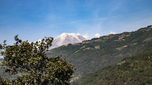 征服奥里扎巴火山在0米的高度射击。 墨西哥有趣的照片