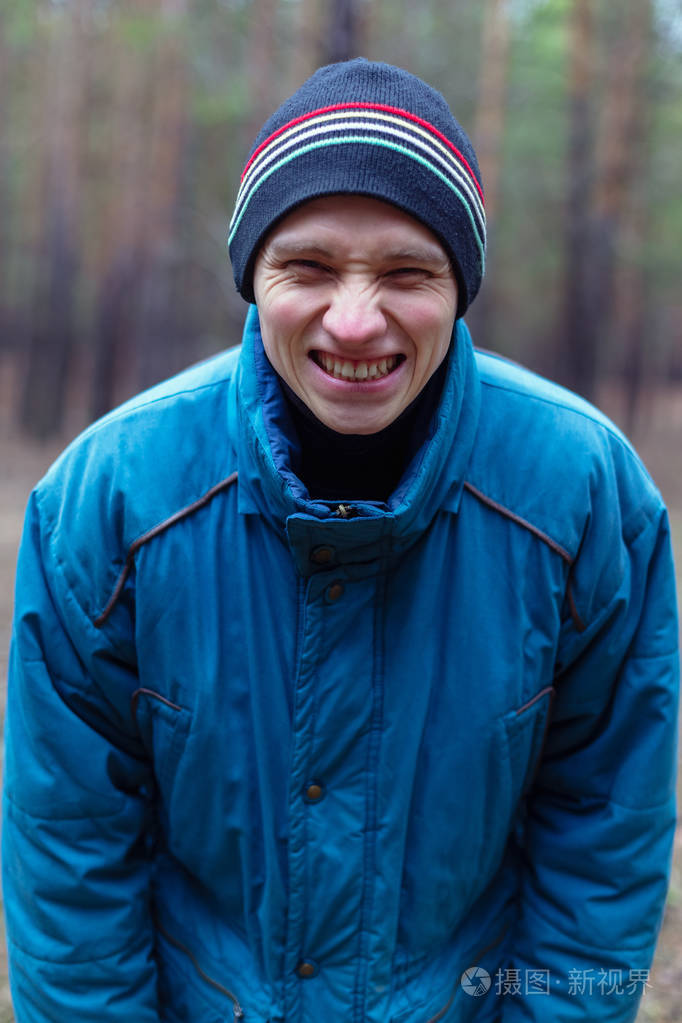 秋天在松林中摆姿势的乡下人