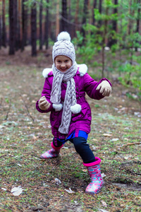 秋天松林里可爱的小女孩。