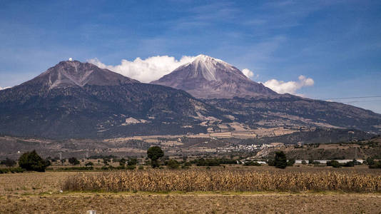 征服奥里扎巴火山在0米的高度射击。 墨西哥有趣的照片