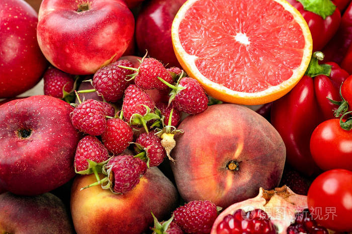 托盘与新鲜的红色蔬菜和水果健康饮食素食概念