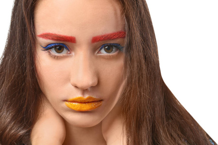染眉毛的年轻女性,白色背景的创意化妆照片