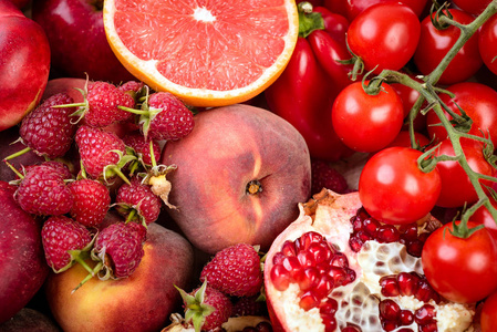 托盘与新鲜的红色蔬菜和水果健康饮食素食概念照片