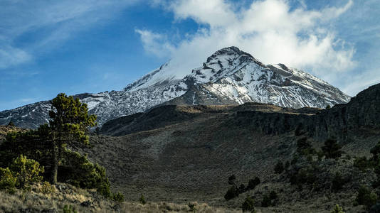 征服奥里扎巴火山在0米的高度射击。 墨西哥有趣的照片