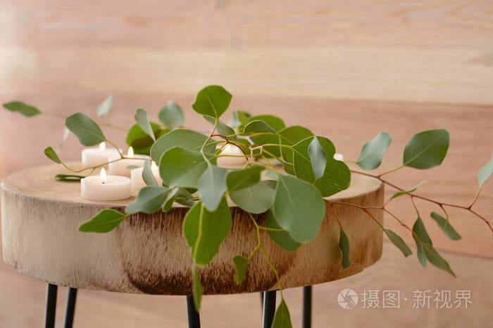在木桌上用桉树枝燃烧蜡烛照片 正版商用图片15b2bm 摄图新视界 在木桌上用桉树枝燃烧蜡烛照片 正版商用图片15b2bm 摄图新视界