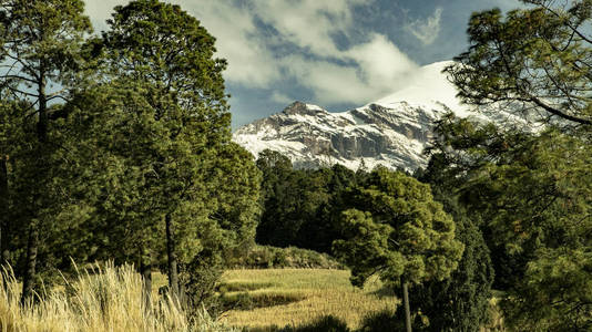 征服奥里扎巴火山在0米的高度射击。 墨西哥有趣的照片