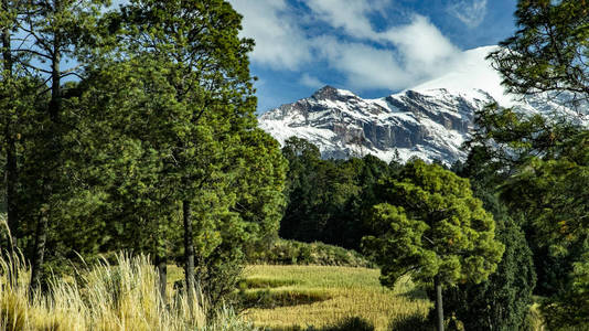 征服奥里扎巴火山在0米的高度射击。 墨西哥有趣的照片