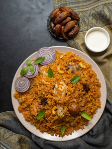 卡布萨鸡是一种传统的阿拉伯食物