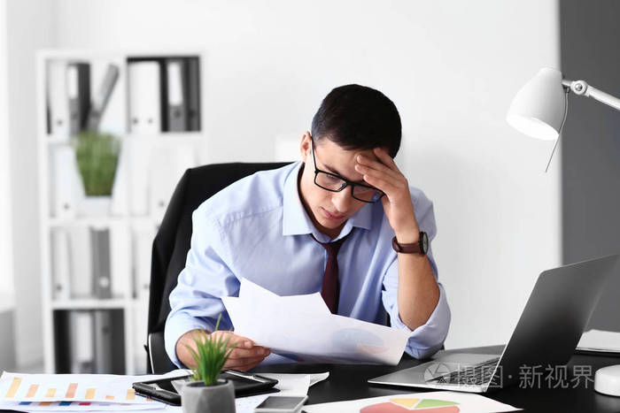 年轻商人在办公室里压力很大
