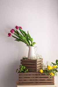 花瓶，上面有漂亮的郁金香和木箱上的其他花