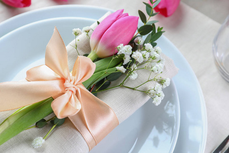 时尚的桌子设置与美丽的花朵