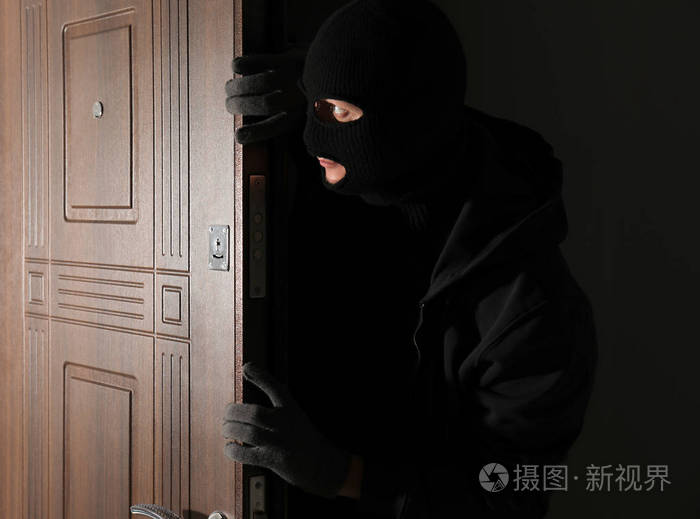 夜以继日,小偷从门进来