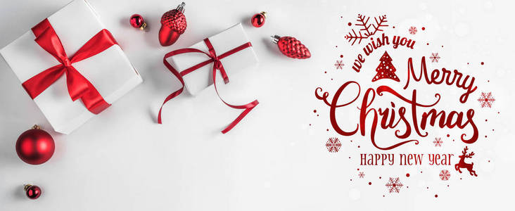 圣诞快乐印刷白色背景与礼品盒和红色装饰。 圣诞节和新年卡。 平躺式顶部视图