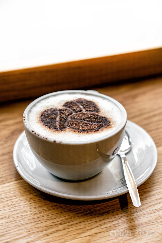 木桌上有美味的卡布奇诺咖啡