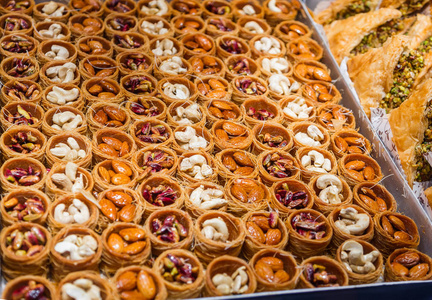 东方糖果在广泛的面包，土耳其喜悦杏仁腰果和开心果盘上