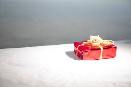 圣诞节或新年礼物与丝带在雪上的Bokeh背景。 复制文本空间。 冬季卡。 节日和庆祝概念。