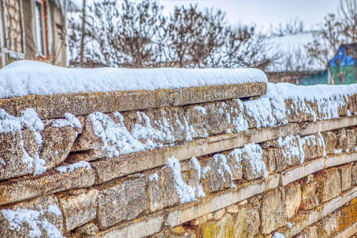 被雪覆盖的土砖栅栏