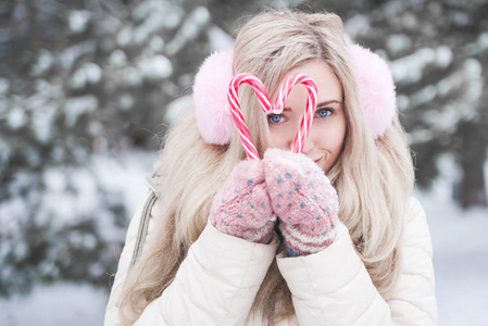 可爱的年轻女孩带着圣诞糖果。 寒假快乐。