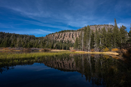 加州猛犸湖水中的山体反射