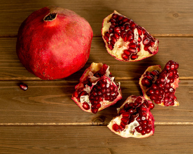 打开的石榴图片