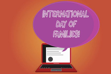 写文字的文字国际家庭日。企业概念的家庭时间团结庆祝证书布局在笔记本电脑屏幕上和空白半色调颜色讲话泡泡