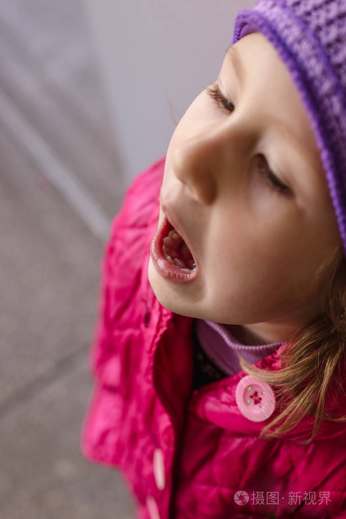 成人恒牙从婴儿牙齿后面进来鲨鱼牙齿张开小女孩的嘴