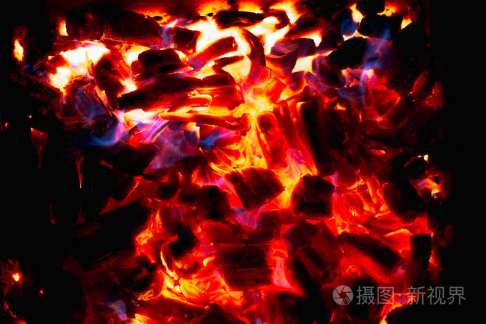 木卷和烤架里的火