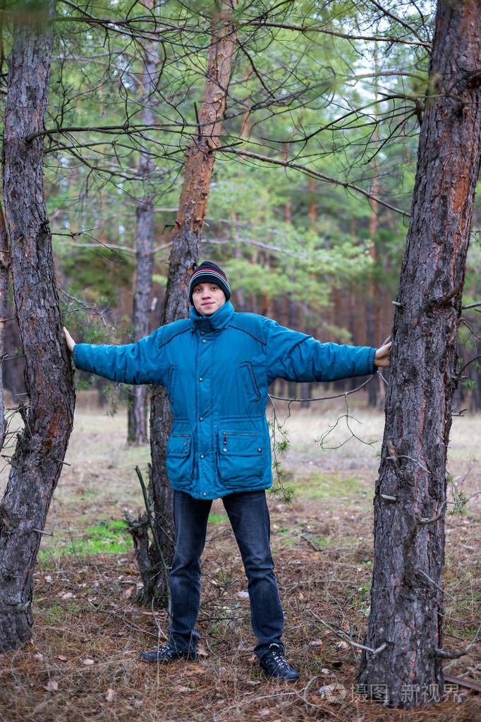 秋天一个乡下人在松林里摆姿势