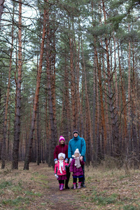 农村家庭在秋季森林。