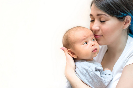 年轻的母亲抱着她刚出生的儿子。妈妈在给婴儿喂奶