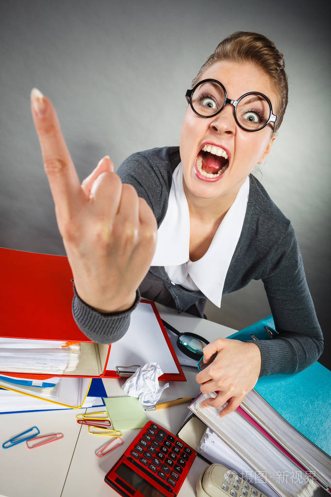 消极的面部情绪表情年轻的金发美女表现愤怒愤怒紧张的女人情绪化的