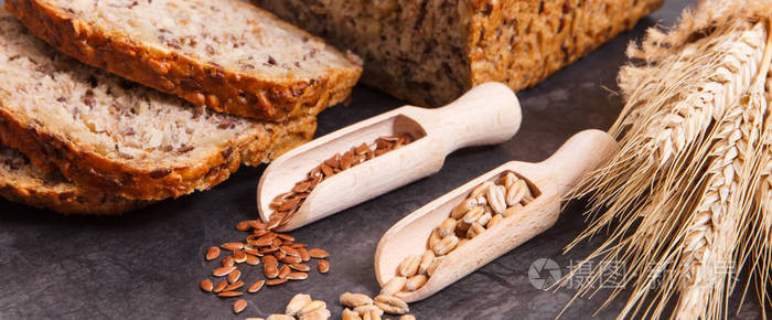 早餐用新鲜烘焙的面包烘焙原料和黑麦或麦粒