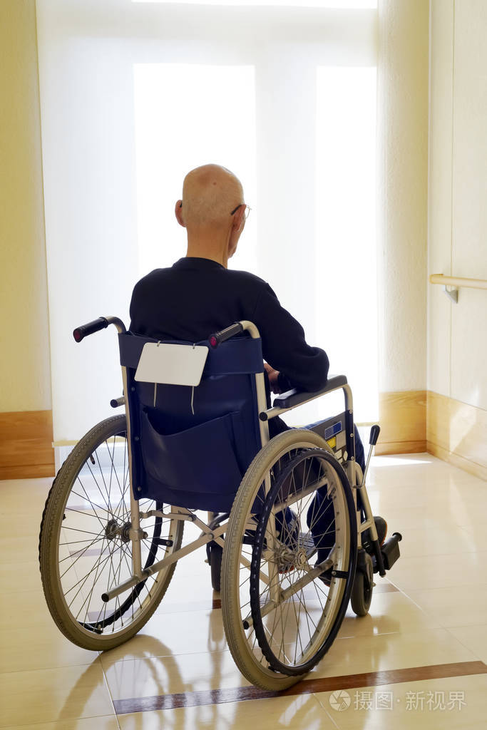 医院坐轮椅的长者或长者的后景