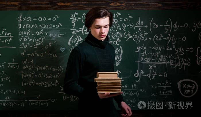 现代老师嬉皮士用数学公式在大黑板上写字.尝试学生是最有潜力的人
