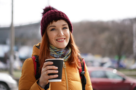 妇女在街上与一杯茶