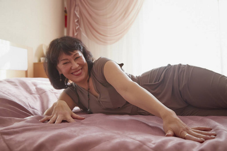 中年女人照片床房里漂亮的中年女人.家里的女士一天休息一下.