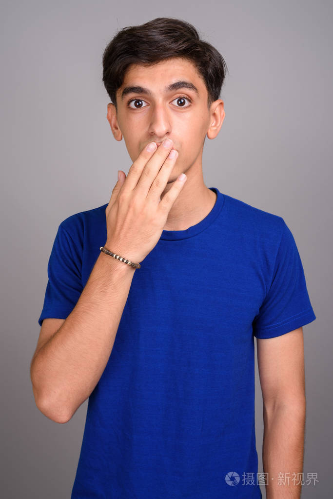 年轻英俊波斯十几岁的男孩捂住嘴