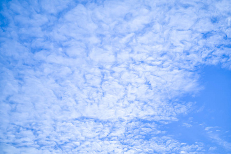 蓝天上有着微小的云。 环境概念。