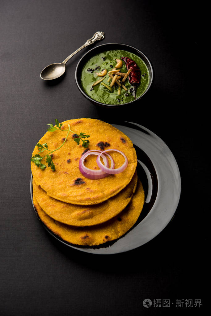 马基迪罗蒂与萨森卡萨格流行的旁遮普主菜食谱在冬天用玉米面包芥末叶