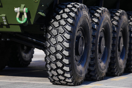 有装甲车轨道的细节照片