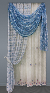 窗帘的开放织物与花卉装饰蓝色佩尔米和薄纱与刺绣在普罗旺斯风格