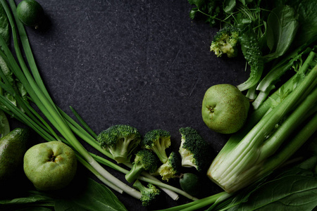 新鲜绿色蔬菜，绿色和水果在深色混凝土背景下单色的想法