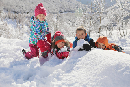 一群孩子在冬天玩雪