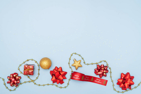 圣诞快乐概念礼物盒或礼物盒，红色蝴蝶结，星星和蓝色背景的球