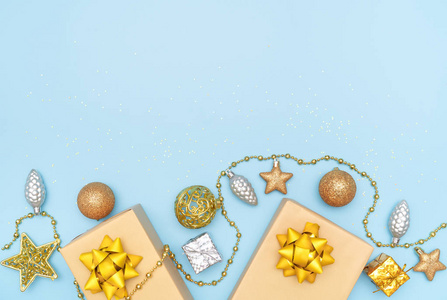 带有金色蝴蝶结的礼品盒或礼物盒，蓝色背景的星星和球，用于生日圣诞节或婚礼仪式