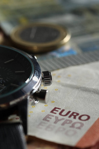 带手表的欧元。 时间就是金钱。 退欧