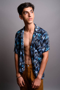 穿着夏威夷衬衫的年轻英俊的波斯十几岁的男孩