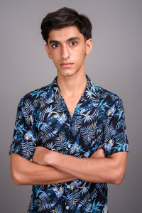 穿着夏威夷衬衫的年轻英俊的波斯十几岁的男孩