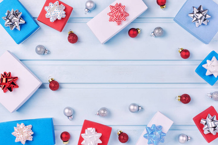 礼品盒和小圣诞球躺在灯光背景下